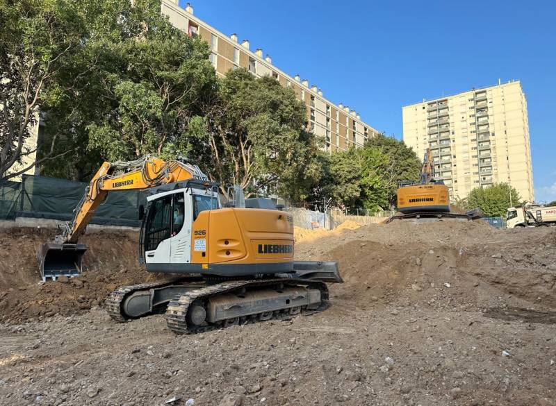 Travaux de terrassement en masse à la pelle mécanique pour future construction de l'école Malpassé à Marseille