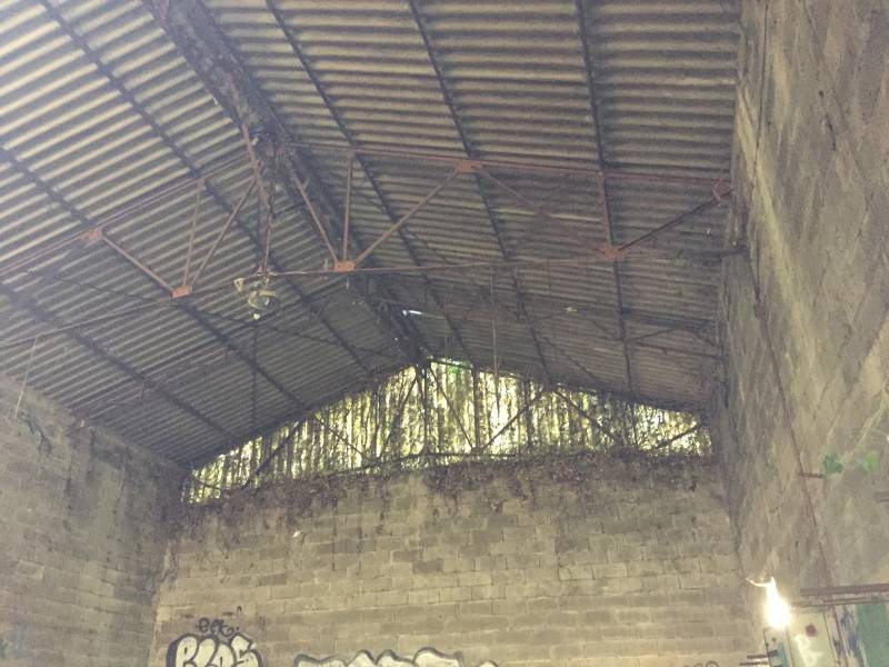 Dépose de toiture fibrociment sur hangar à démolir a Aix en Provence