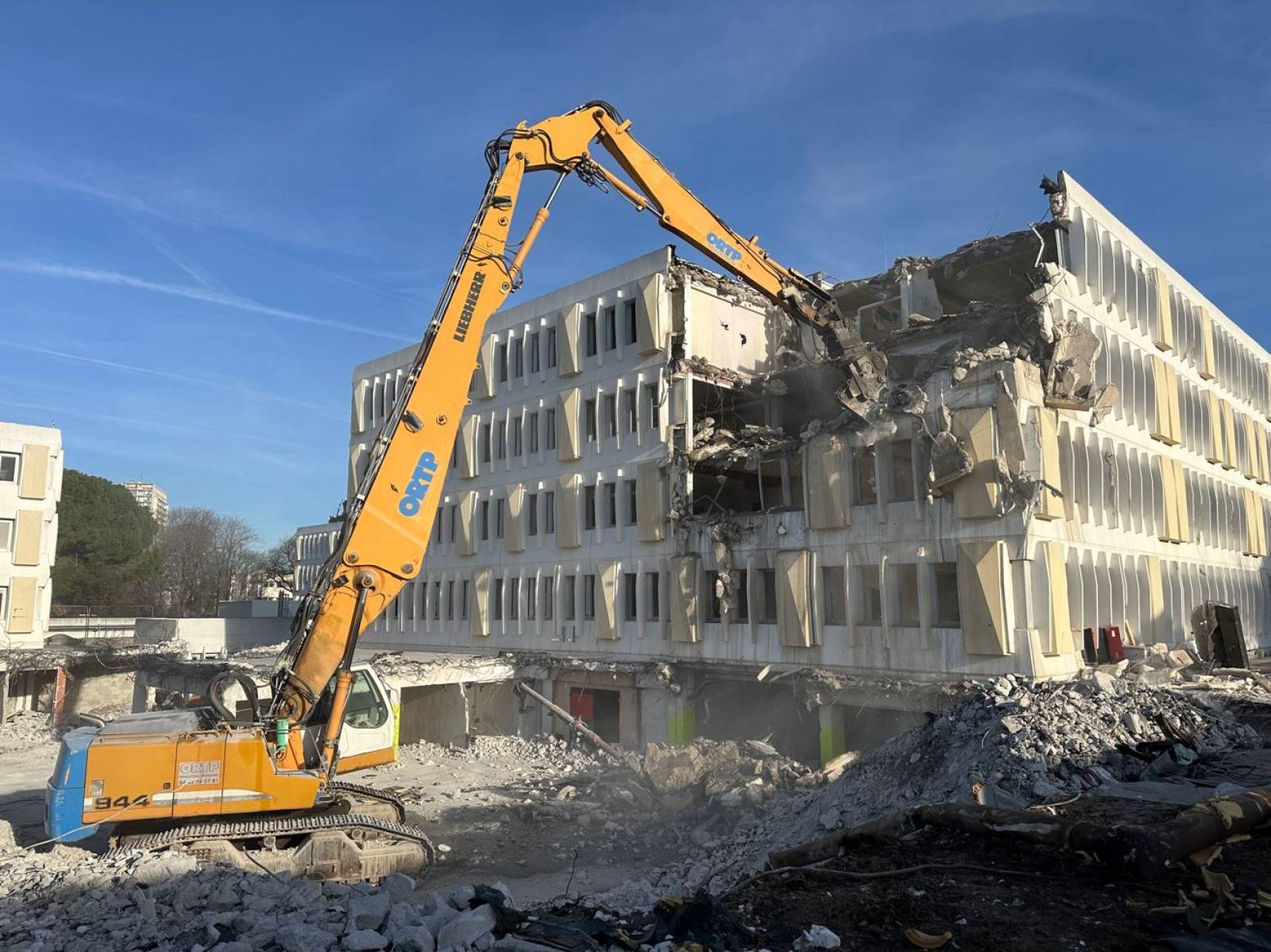 Démolition à la pelle à grand bras 