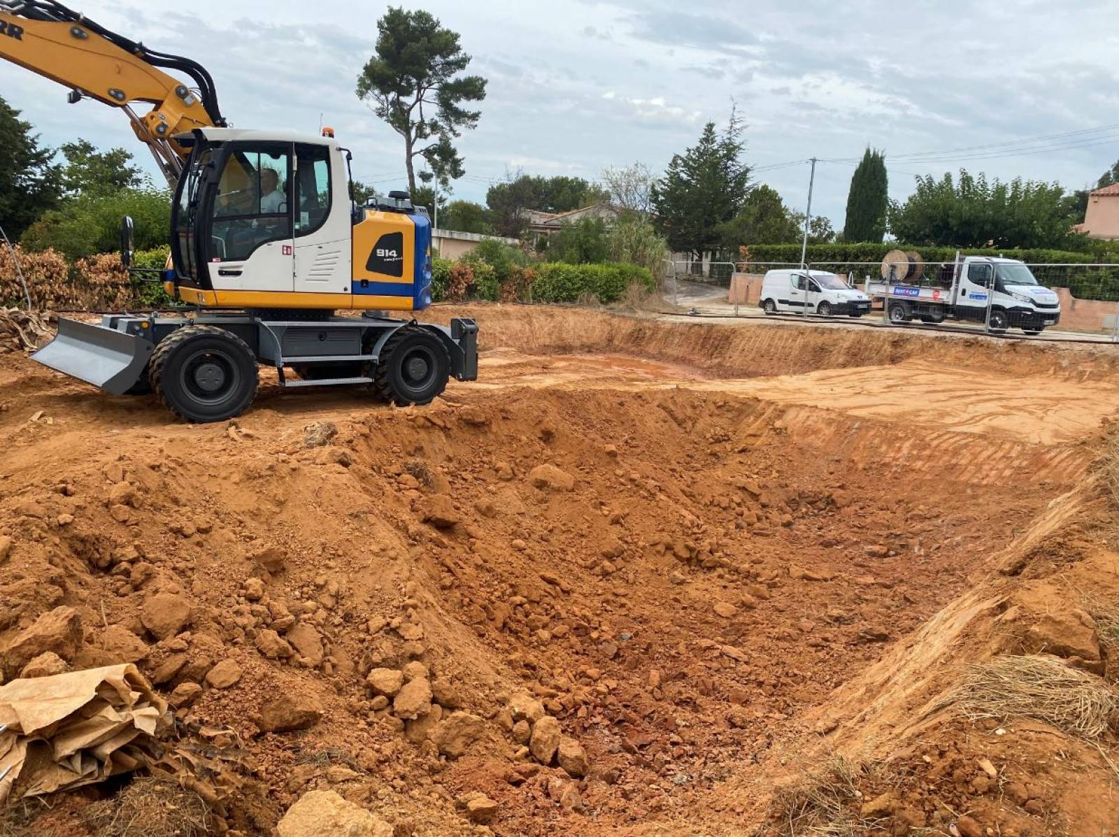Terrassement de plateformes à la pelle à pneus sur les Bouches du Rhône