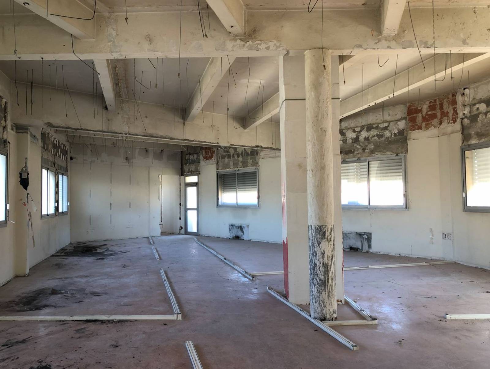 Travaux de curage intérieur d'un bâtiment de bureaux à Marseille