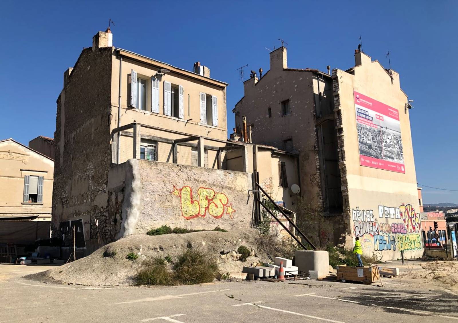 Démolition d'un ensemble d'immeubles de R+1 à R+3 à Marseille (13)