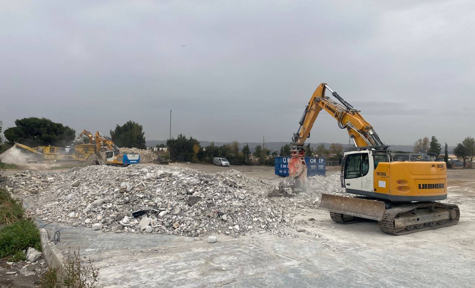Broyage de béton à la pelle mécanique sur chantier de démolition Bouches du Rhône