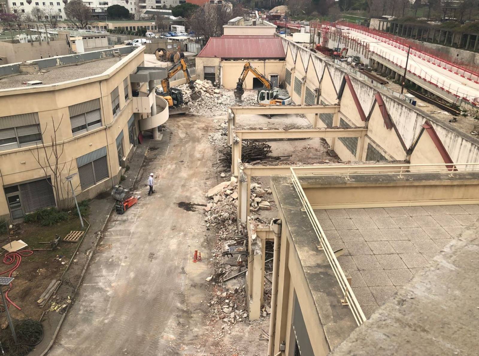 Démolition mécanisée d'un hangar industriel à Marseille