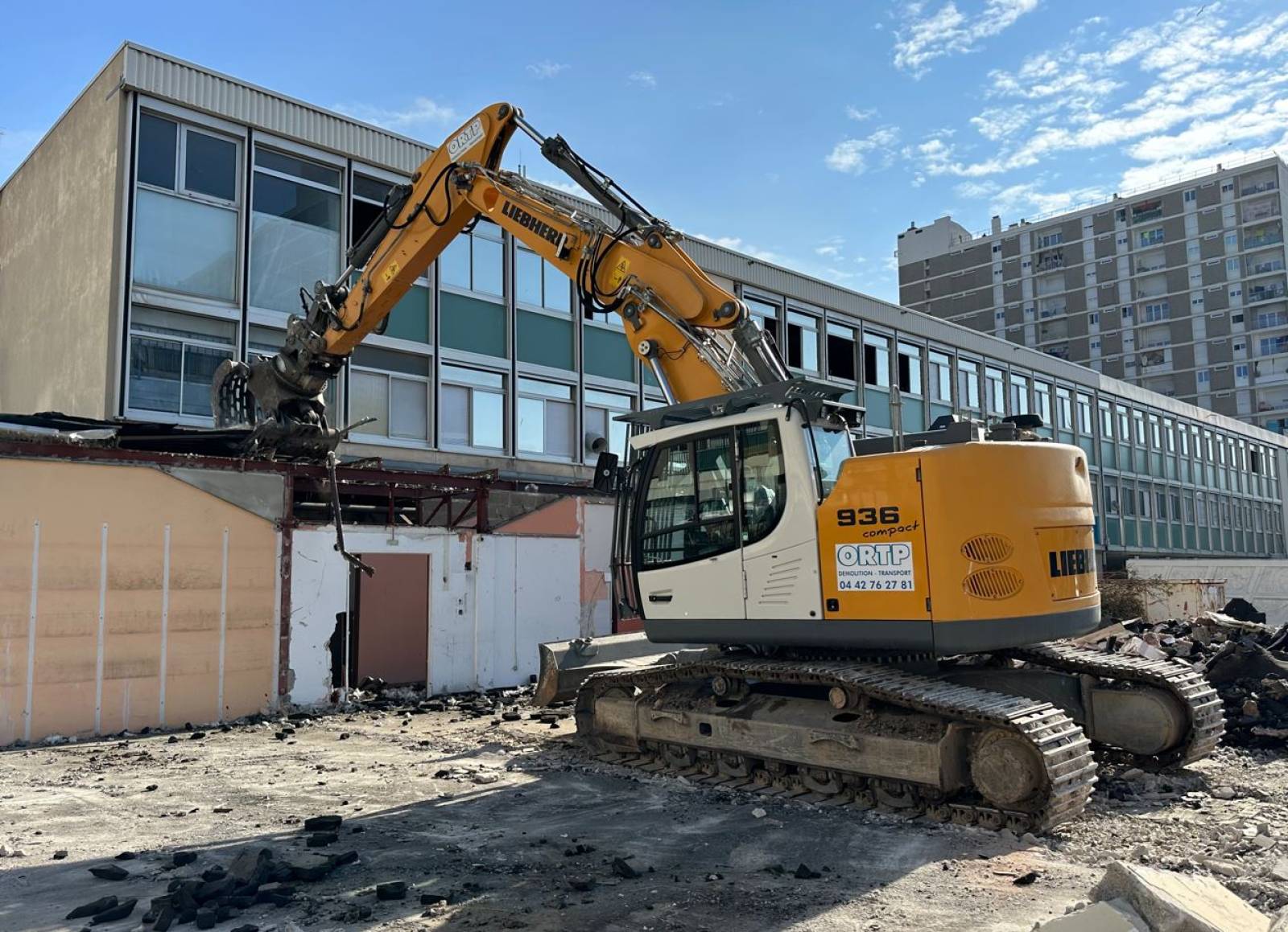 Déconstruction à la pelle mécanique et pince de tri d'une école à Marseille (13)