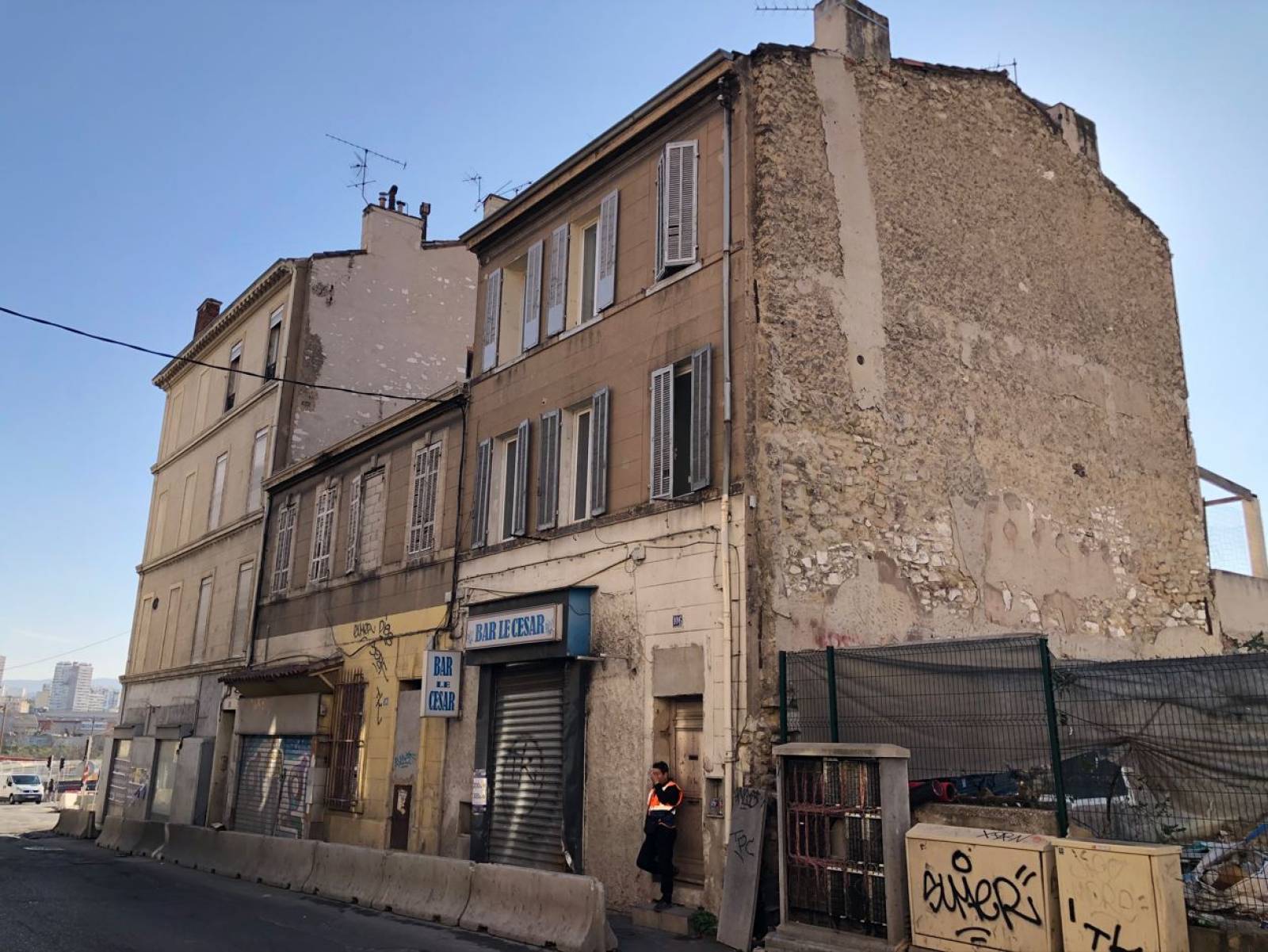 Démolition d'un ensemble d'immeubles de R+1 à R+3 à Marseille (13)