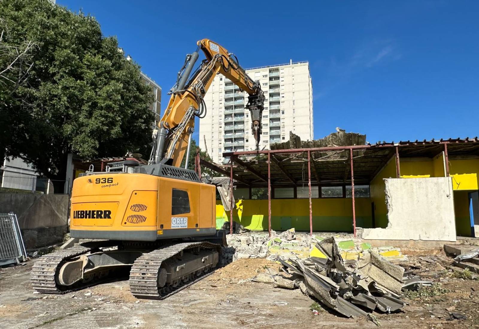 Démolition d'un bâtiment en structure métallique à la cisaille hydraulique dans les Bouches du Rhône