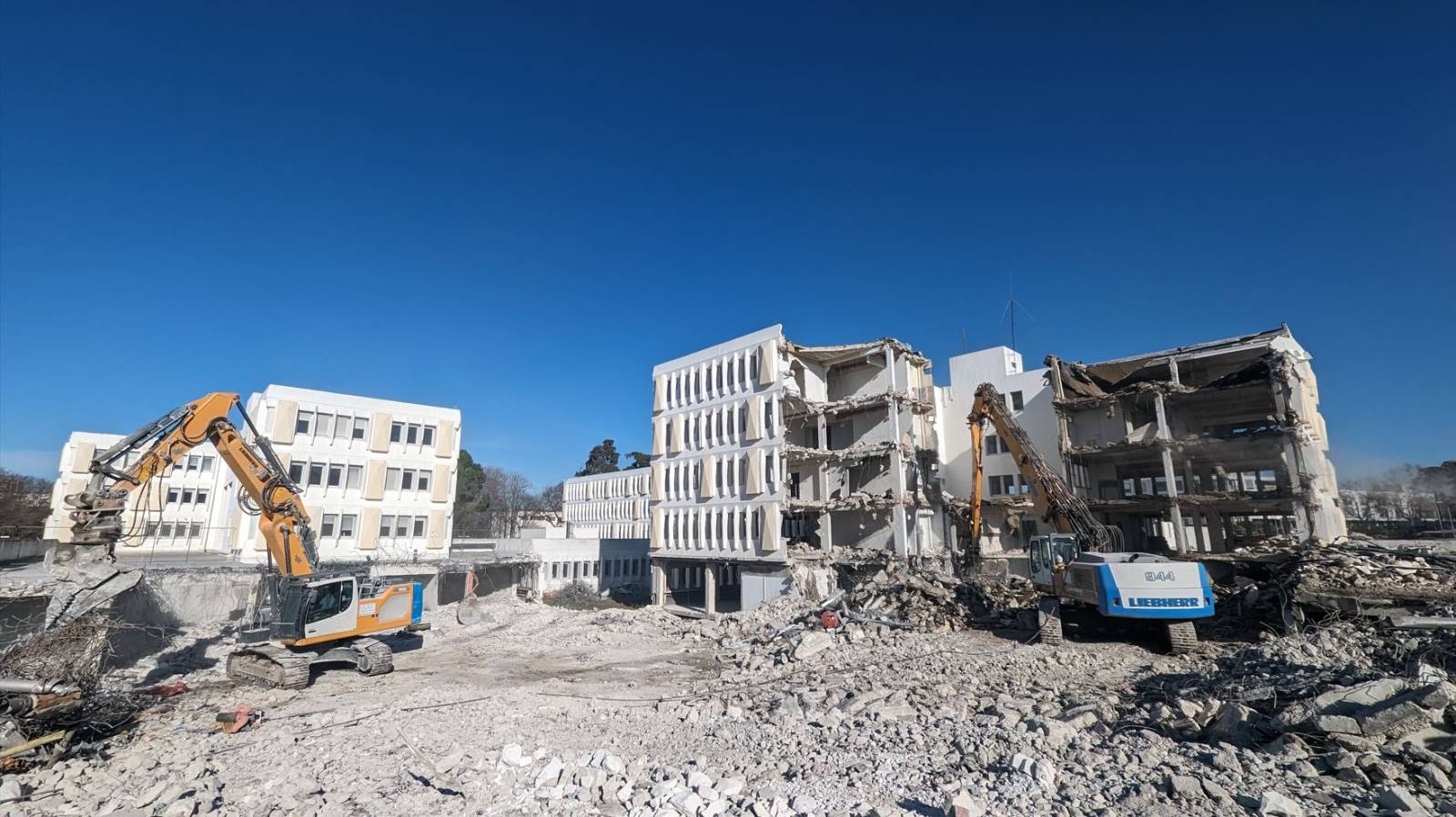 Démolition de bâtiments en béton à Marseille (13)