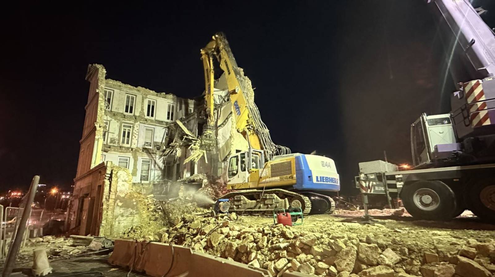 Démolition d'un ensemble d'immeubles de R+1 à R+3 à Marseille (13)