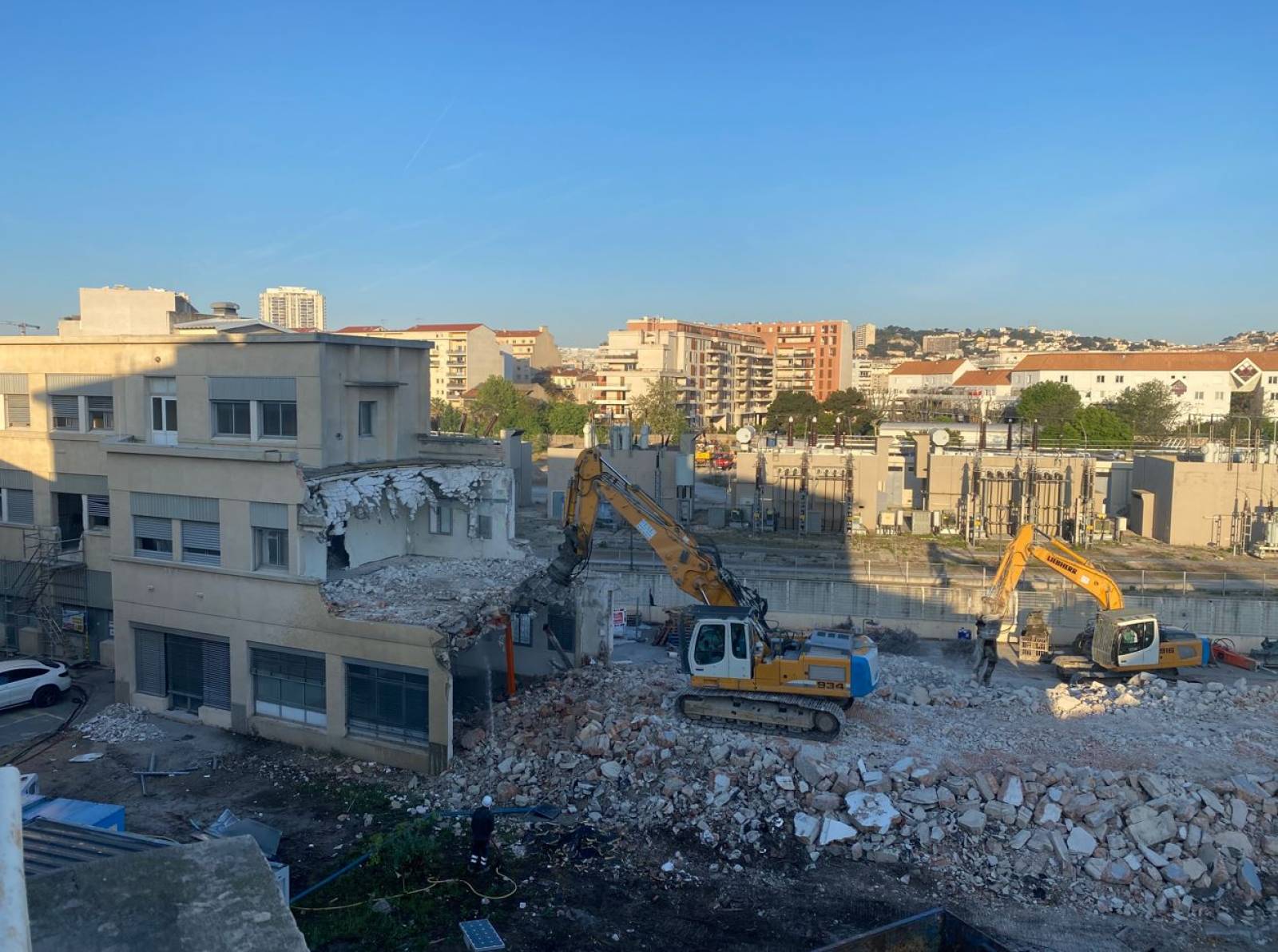 Démolition d'un bâtiment de bureaux à la pelle mécanique dans les Bouches du Rhône