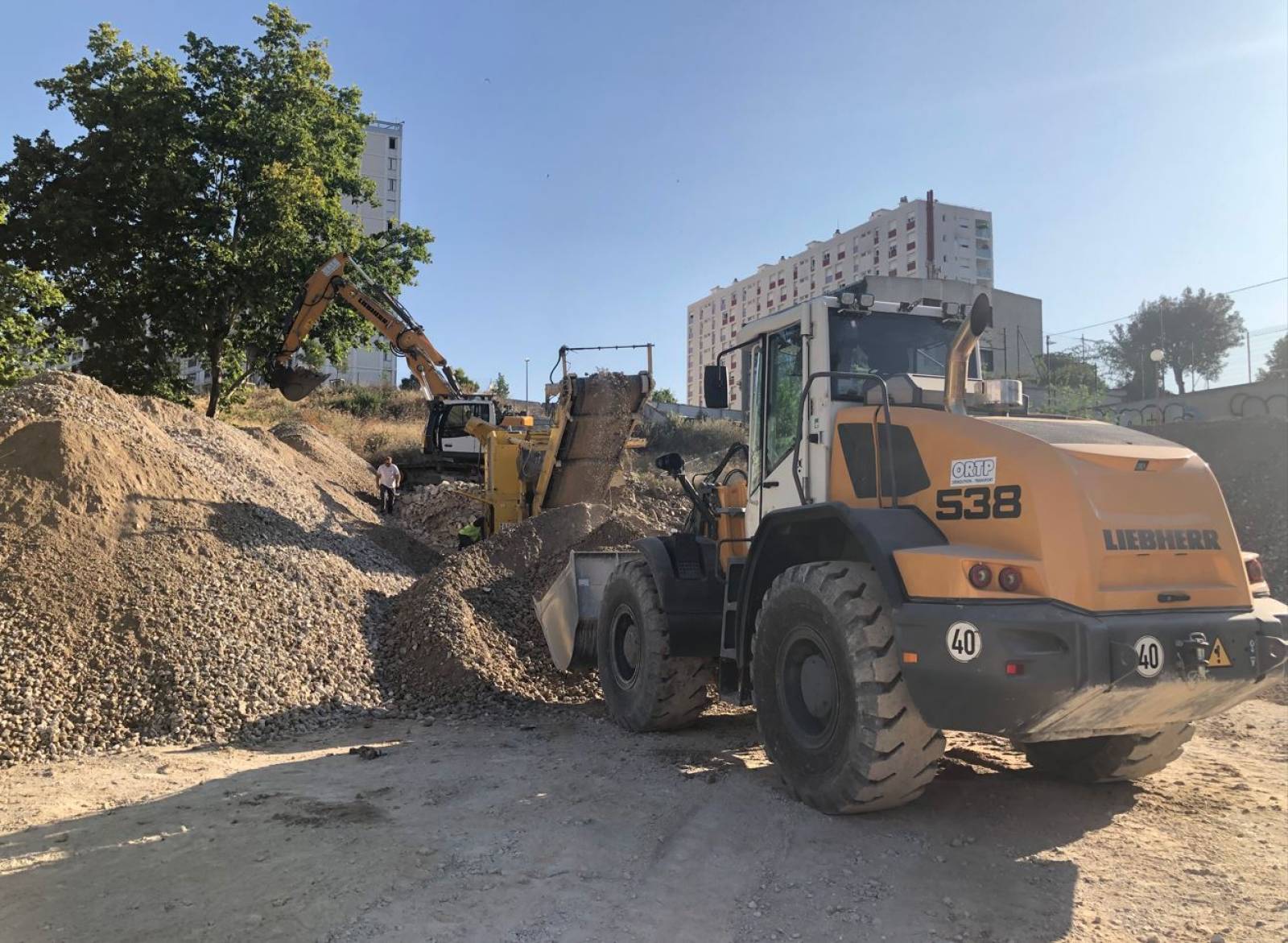Unité mobile de concassage pour recyclage de béton sur chantier démolition à Marseille (13)
