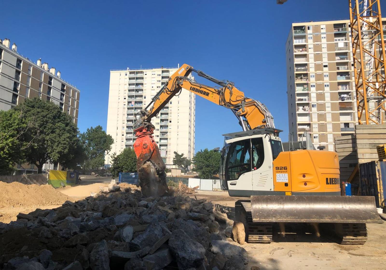 Utilisation d'un broyeur à béton pour déferrailler et préparer les gravats au concassage à Marseille
