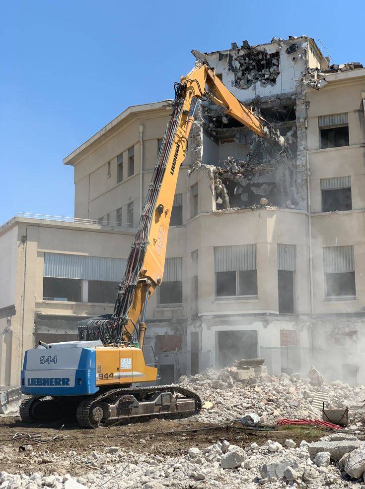 Démolition de grande hauteur à la pelle mécanique grand bras dans Marseille