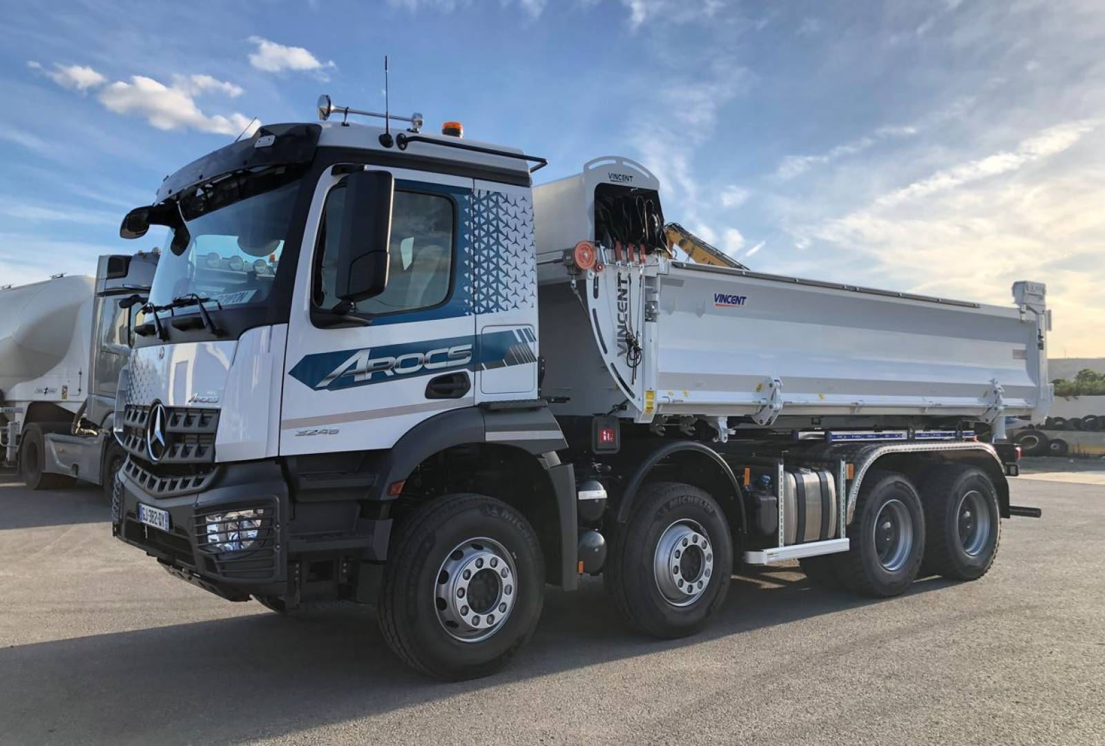 Nouveau camion 8x4 bi-benne