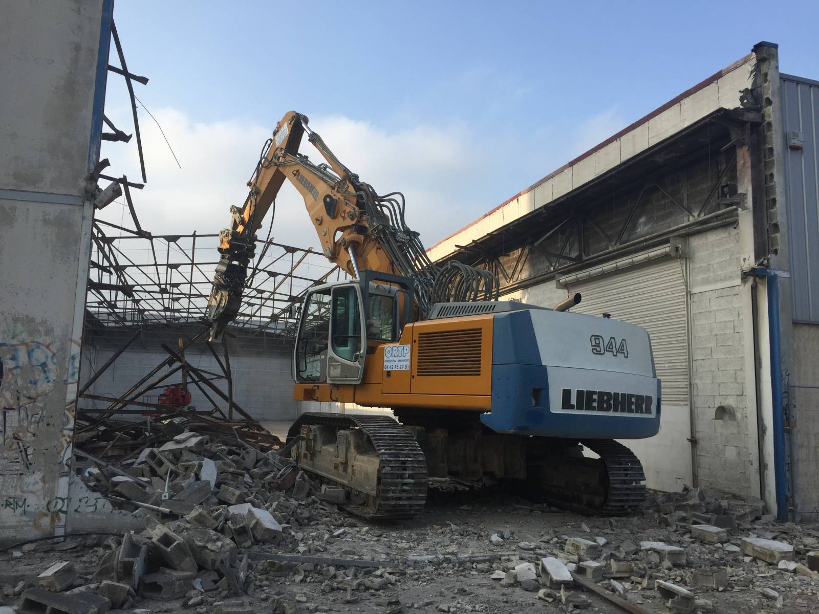 Démolition à la cisaille à ferraille à Marseille Bouches du Rhône