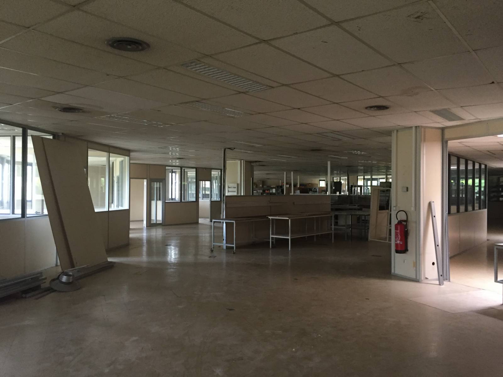 Désamiantage et démantèlement d'une unité d'assemblage de composants électroniques à Pertuis