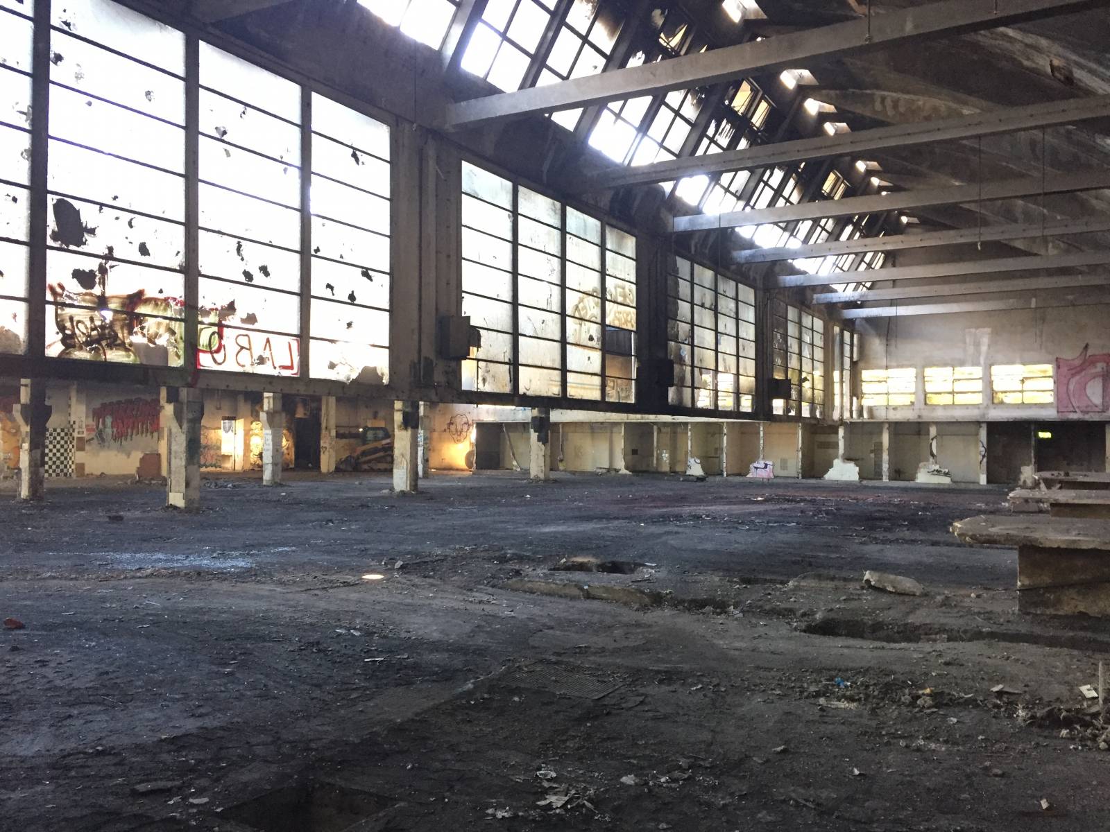 Curage terminé hangar à démolir Métropole Marseille