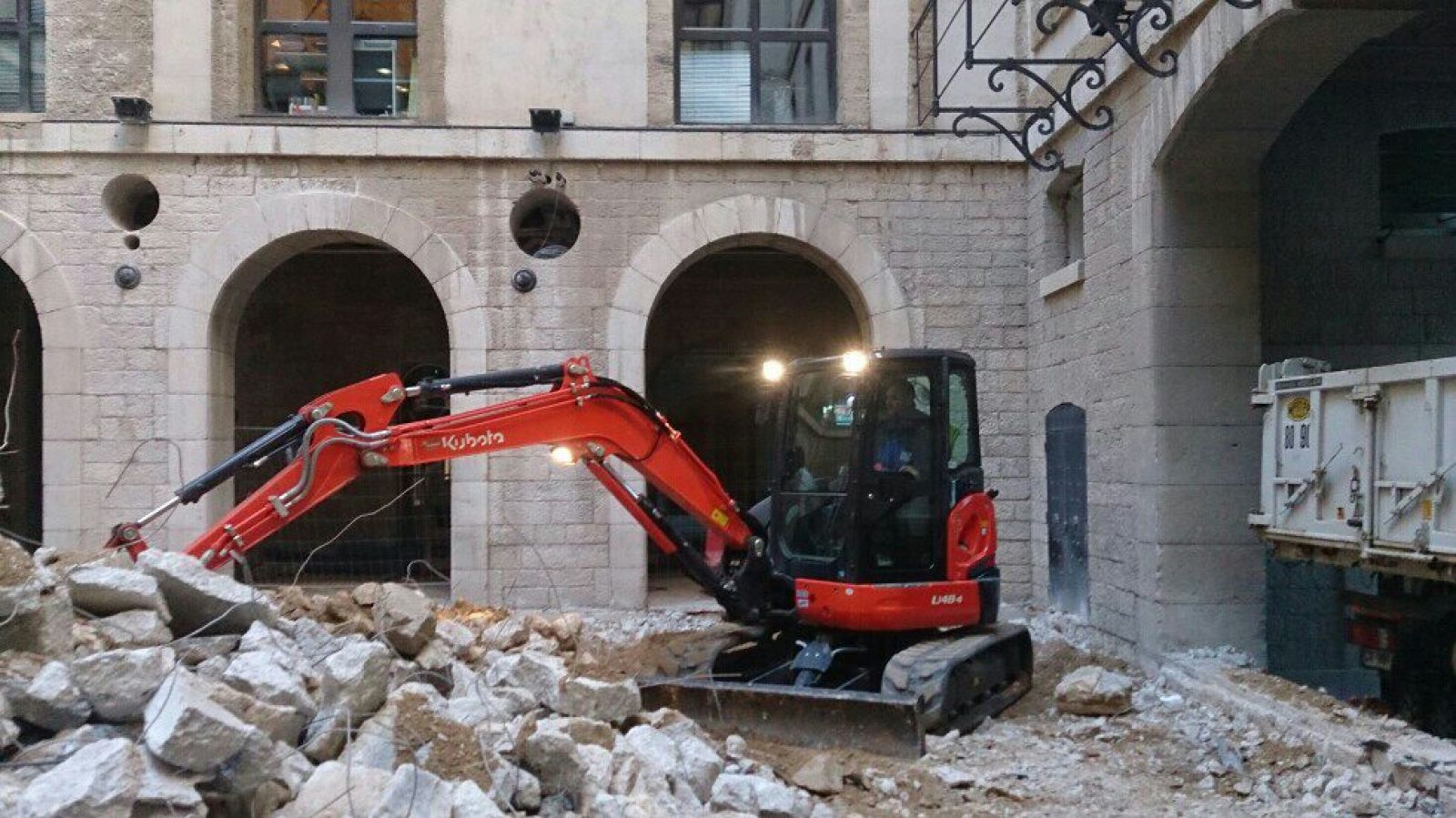 Démolition à la mini-pelle