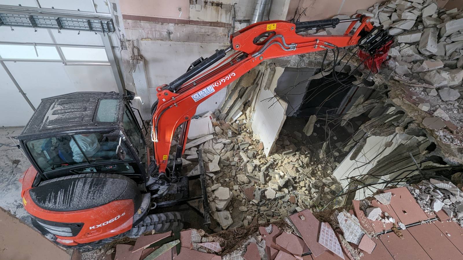 Démolition de plancher à la mini-pelle à Aubagne (13)