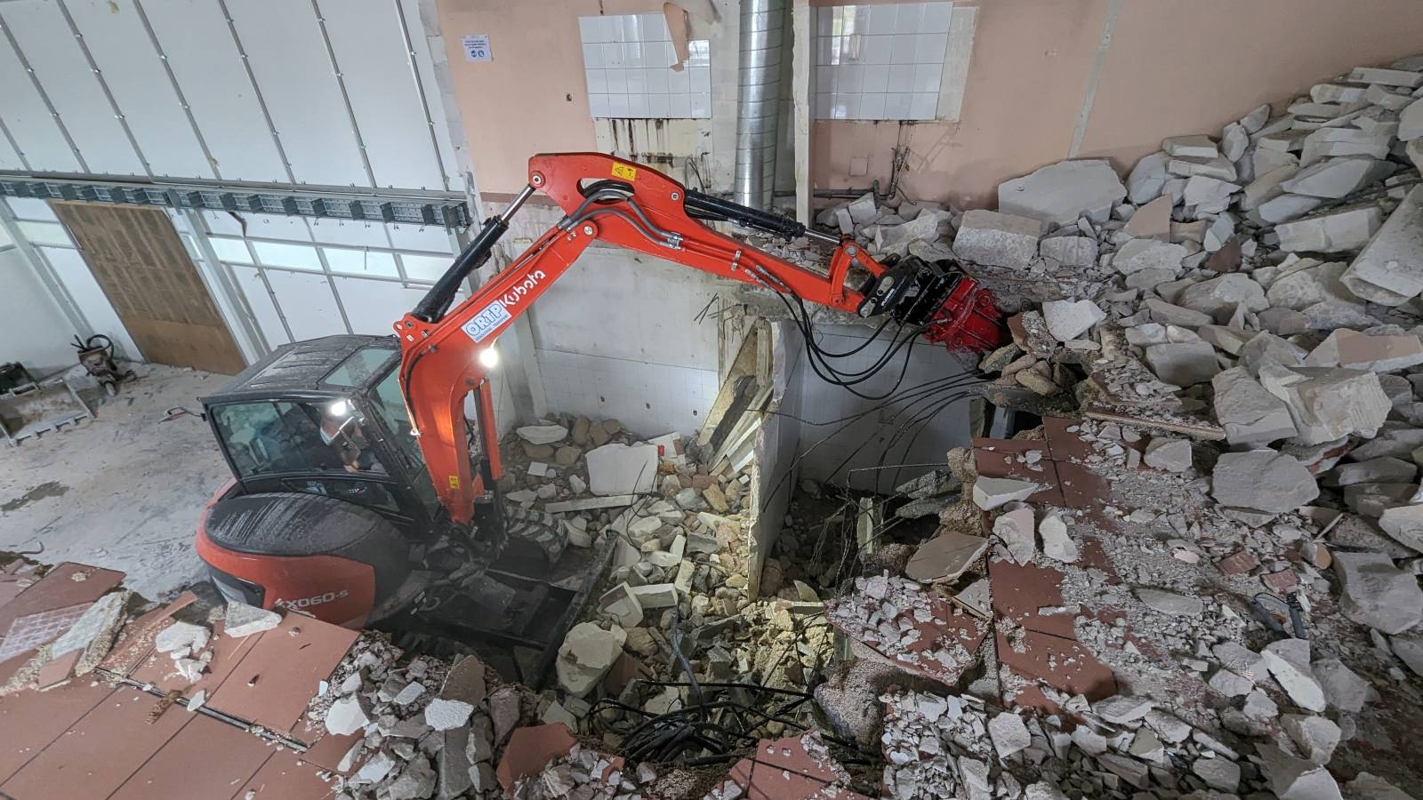 Démolition intérieur à la mini-pelle à Aubagne (13)