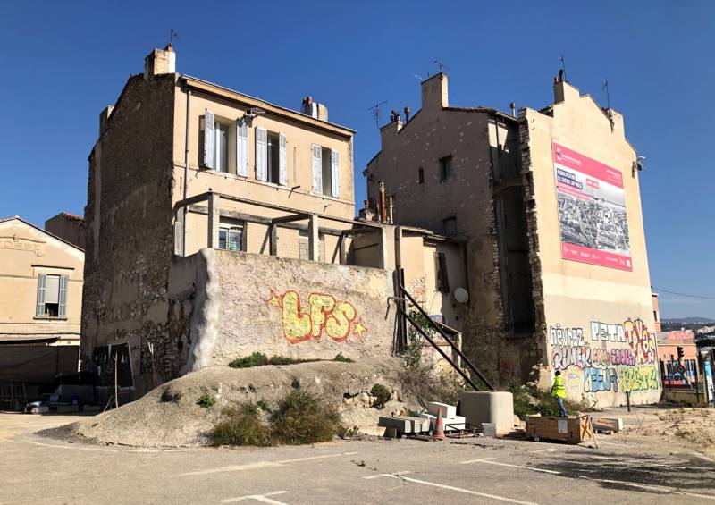 Démolition d'un ensemble d'immeubles de R+1 à R+3 à Marseille (13)