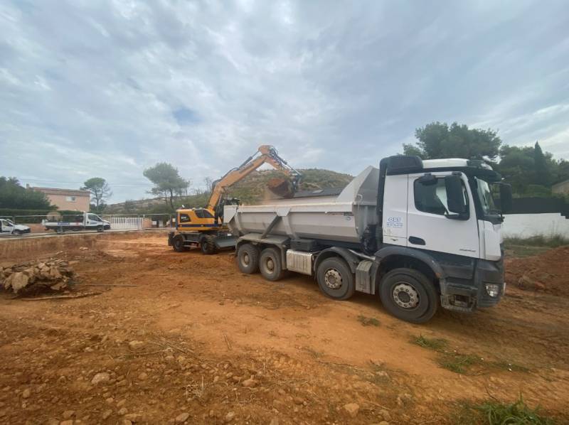 Chargement et évacuation de déblais de terrassement par camion 8x4
