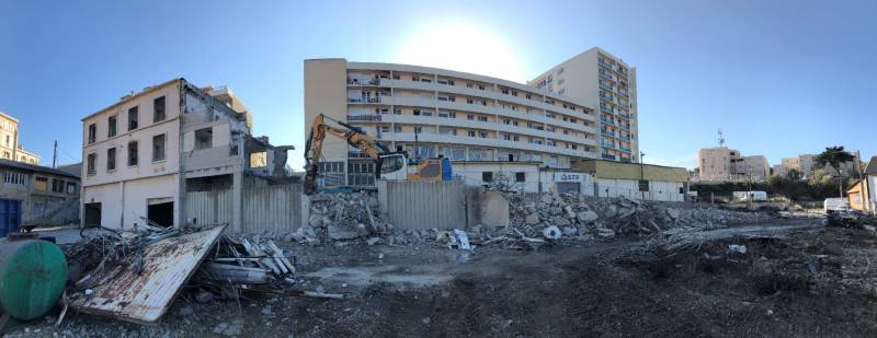 Grignotage à la pince à béton d'un immeuble metropole marseille