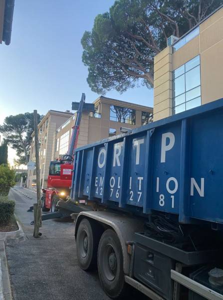 Travaux de curage de bureaux dans un immeuble de Marseille