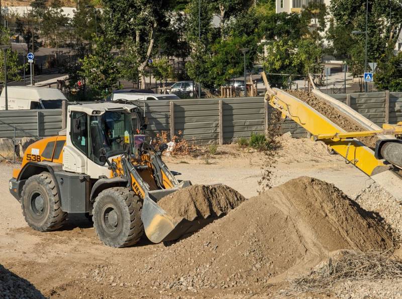 Chargeuse pour mise en stock du béton recyclé par concassage à Marseille