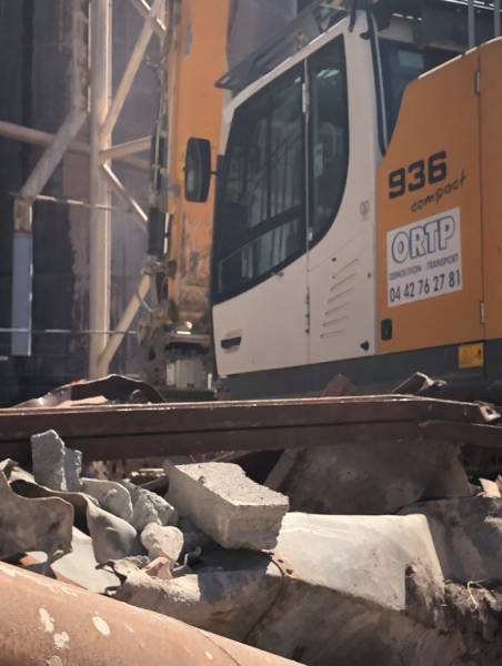 Pelle mécanique de démolition sur site industriel en région PACA