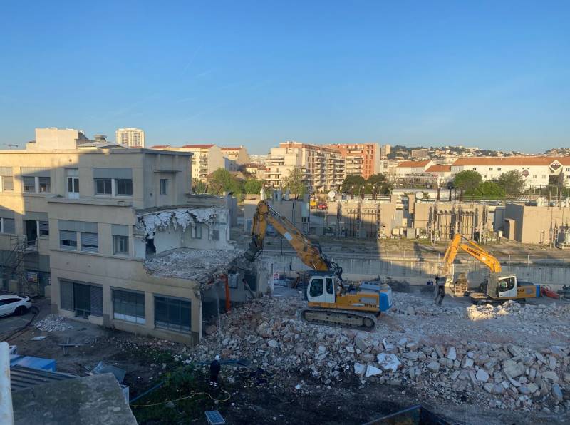 Démolition d'un bâtiment de bureaux à la pelle mécanique dans les Bouches du Rhône