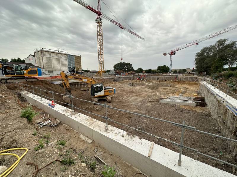 Terrassement entre pieux sécants à la pelle mécanique à Aix-en-Provence