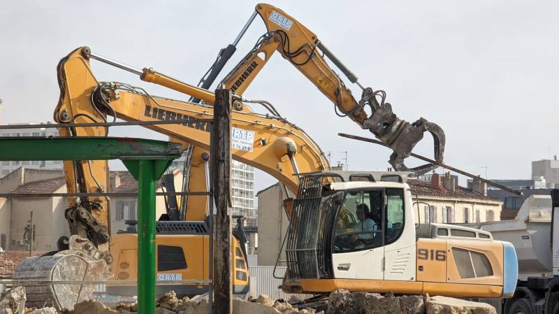 Démarrage de la second tranche de travaux de démolition du secteur Cazemajou à Marseille (13)