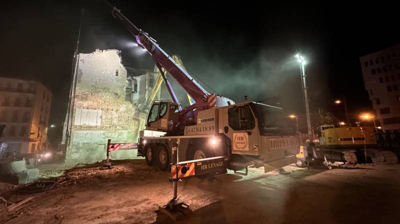 Démolition d'un ensemble d'immeubles de R+1 à R+3 à Marseille (13)