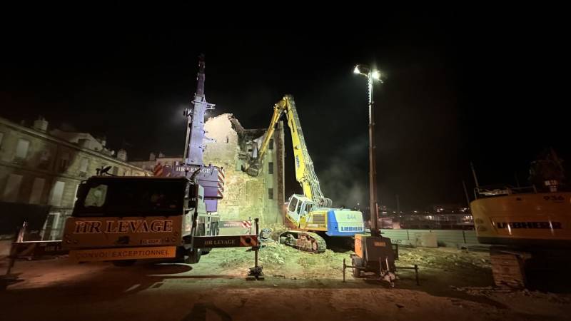 Démolition d'un ensemble d'immeubles de R+1 à R+3 à Marseille (13)