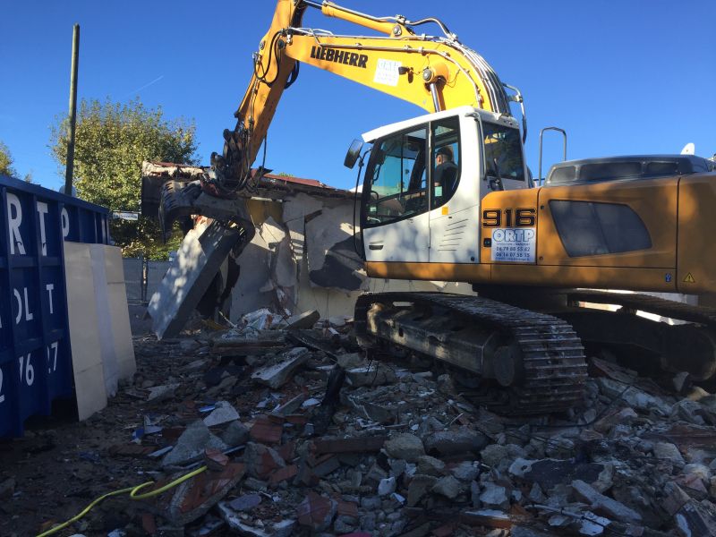 démolition de commerces à Carnoux en Provence