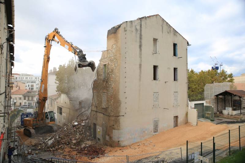 Pelle de démolition grand bras en région Marseillaise