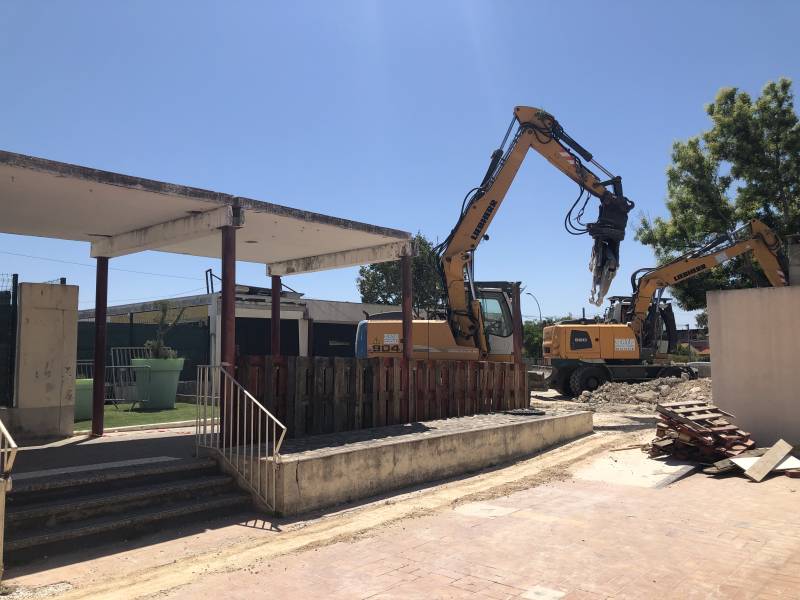 Déconstruction préau en béton de l'école 