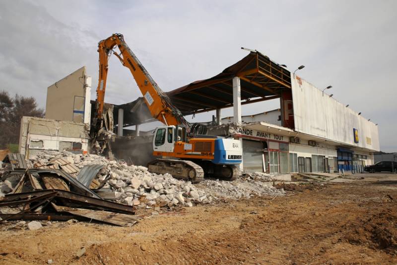 Démolition pelle grande hauteur Vitrolles Bouches du Rhône