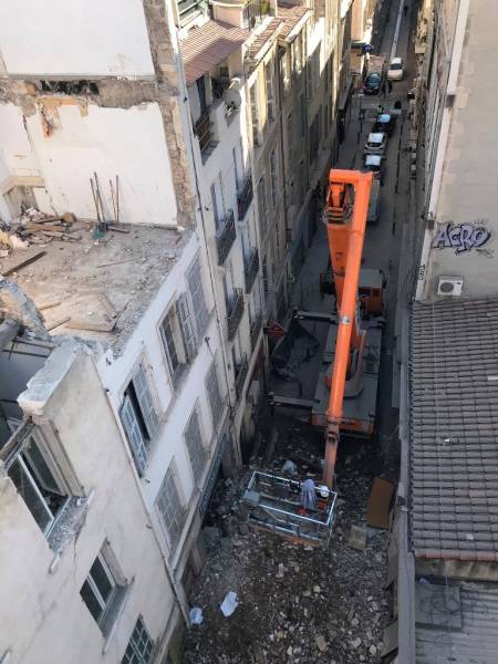 Déconstruction manuelle d'un immeuble en péril imminent Rue de La Palud à Marseille