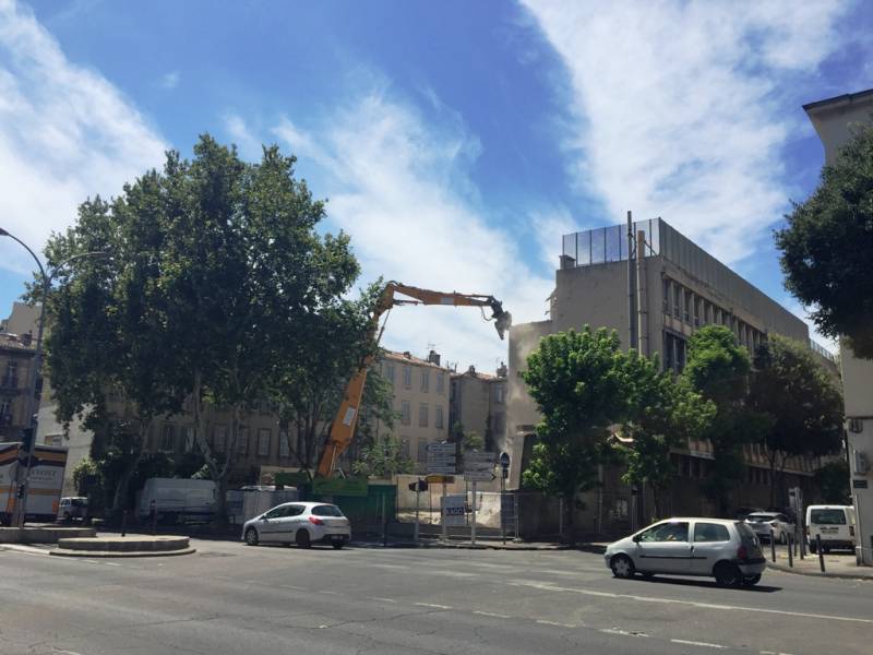 Démolition mécanique en milieu urbain