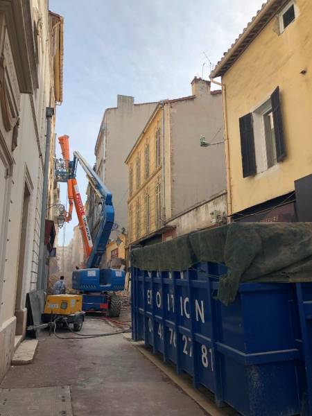 Déconstruction manuelle d'un immeuble en péril imminent Rue de La Palud à Marseille