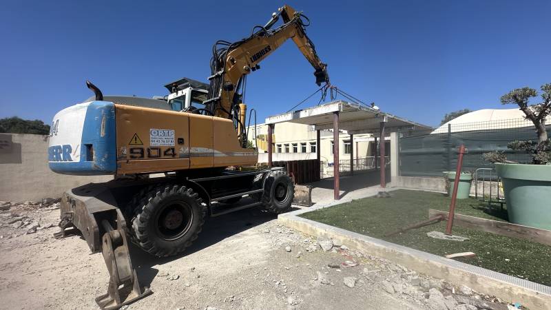 Déconstruction préau en béton de l'école 