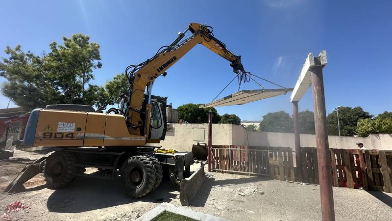 Déconstruction préau en béton de l'école 